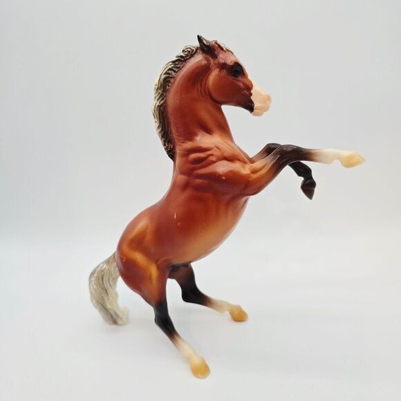 Breyer Classic Fighting Stallion Silver Bay - Picture 2 of 12